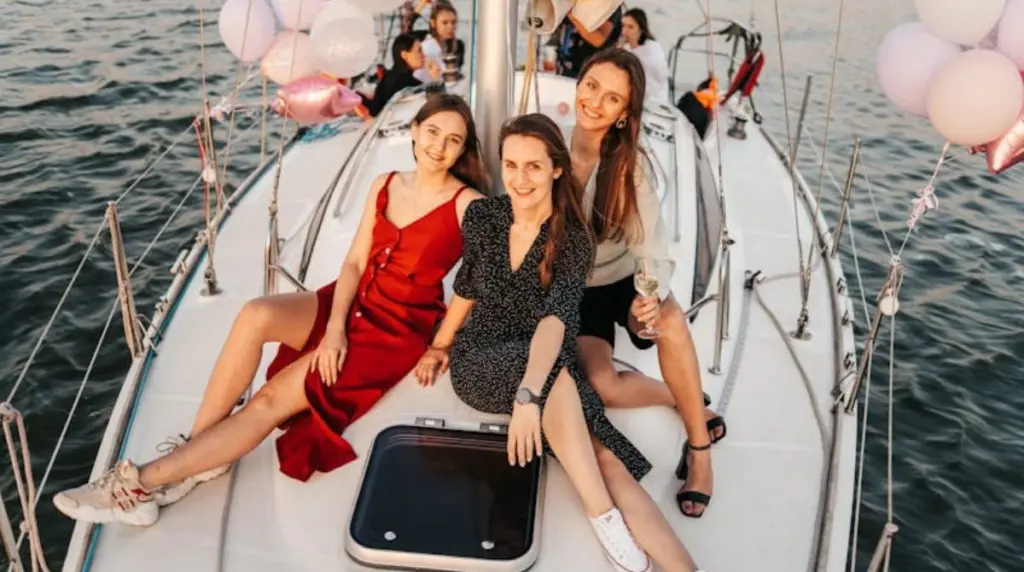 Austin Pontoon Boat Rental | Safe, Spacious & Stylish Boats!