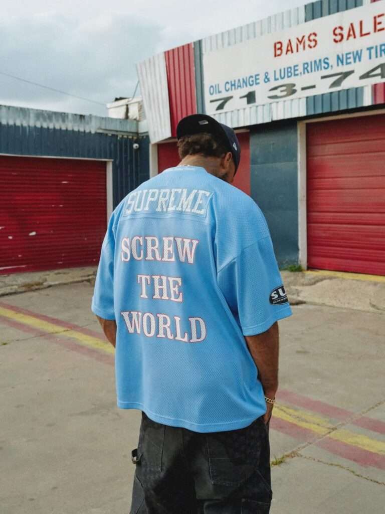 Supreme Pullover Hoodie – Classic Street Fashion for Every Season